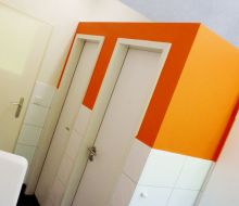 weiß-oranger Schrank in der Gruppenpension Das orange Schaf in Willingen-Usseln