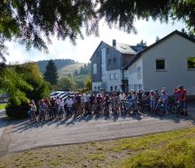 Eine größere Radgruppe steht vor der Gruppenpension Das orange Schaf in Willingen-Usseln