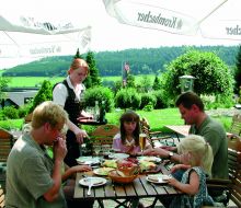 Familie draußen bei einer Brotzeit im Hotel Berghof Willingen-Usseln