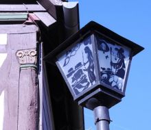 Scherenschnitte auf den Straßenlaternen in Diemelstadt-Rhoden