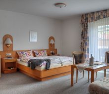 Doppelbett im Zimmer Landgasthof Sauer, Willingen-Eimelrod