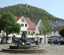 Geschichtsbrunnen auf dem Marktplatz Marsberg