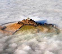 Der Desenberg bei Warburg im Nebel