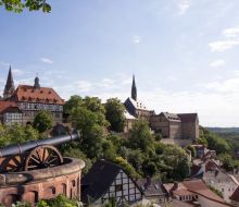 Blick auf Warburg, im Vordergrund eine Kanone