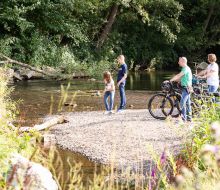 Familie an der Diemel bei Marsberg