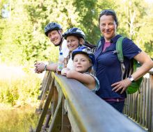 Eine Familie steht auf einer Bruecke bei Warburg