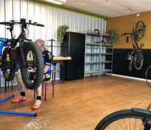 Ein aufgebockktes Rad im Fahrradraum in der Gruppenpension Das orange Schaf in Willingen-Usseln