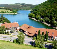 Göbels Seehotel in Diemelsee-Heringhausen von vorn, im Hintergrund der Diemelsee