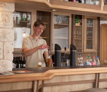 eine Frau zapft ein Bier im Gasthof zum Diemeltal in Marsberg-Helminghausen