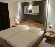 Doppelbett im Schlafzimmer Hotel Rose Warburg-Scherfede 