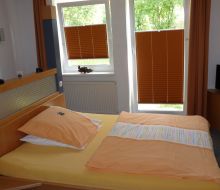 Bett im Zimmer im Hotel Wulff Warburg-Scherfede