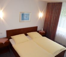 Doppelbett im Zimmer im Hotel Wulff Warburg-Scherfede