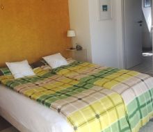 Blick auf Bett in Gästezimmer Christine Marsberg