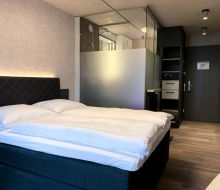 Doppelbett im Zimmer im Hotel Zeitgeist Warburg