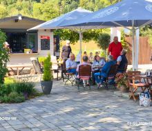 besuchter Kiosk mit Aussenterrasse