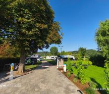 Ansicht zur Einfahrt auf den Stellplatz