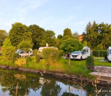 Ansicht vom Fluss aus auf die Stellplätze