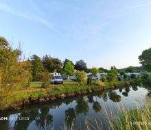 Ansicht auf die Stellplätze die am Fluss liegen