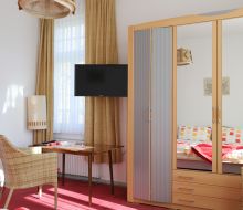 Kleider-Spiegelschrank im Schlafzimmer Haus Weserblick Bad Karlshafen