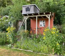 Ein Dachzelt auf dem alten Hühnerhaus
