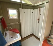 Dusche und Waschbecken im Waschhaus