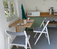 Kleiner Tisch mit zwei Stühlen in einer kleinen Küche