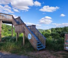 Ein Aussichtsturm aus Holz mit zwei Plattformen in der Nähe des Diemelradweges 
