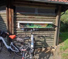 Eine Ladestation für verschiedenen Akkus auf dem Parkplatz von Goebels Seehotel in Diemelsee-Heringhausen 