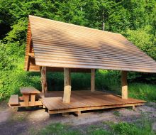 Eine überdachte Holzplattform als Trekkingplatz am Diemelradweg