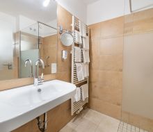 Badezimmer in einem Standard Doppelzimmer 