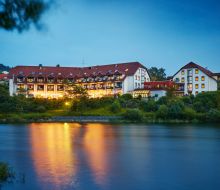 Göbels Seehotel von aussen, im Vordergrund der Diemelsee