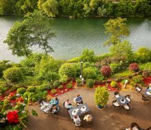 Die Aussenterrasse des Hotels liegt direkt am Diemelsee.