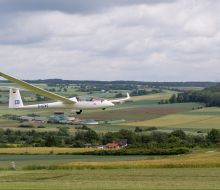 Ein Segelflugzeug hebt ab auf dem Segelflugplatz Dingel