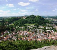 Blick von oben auf Marsberg und das auf einem Berg liegende Ober-Marsberg