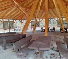 eine ueberdachte Holzsitzgruppe am Meilerplatz Marsberg-Giershagen