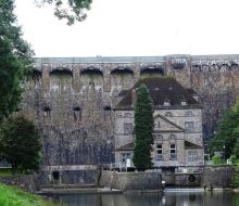 Blick auf die hohe graue Diemelsee-Staumauer von hinten 