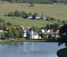 Blick auf Vorstaubecken und Ort Marsberg-Helminghausen