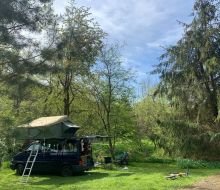 Camper mit Dachzelt auf dem Campingplatz Trendelburg