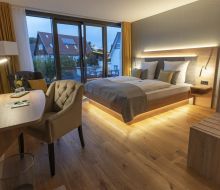 Zimmer mit Bett und Sitzecke im Hotel ten Hoopen Warburg-Germete