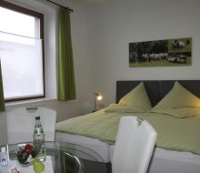 Bett im Zimmer in Pension Famosschlafen Warburg