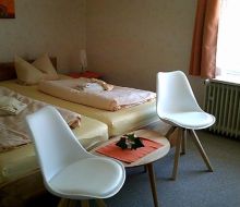 Stühle im Schlafzimmer Ferienhaus Biedermann