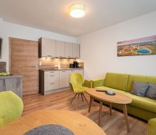 grüne Couch im Wohnzimmer in der Landpension Fernweh in Willingen-Usseln 