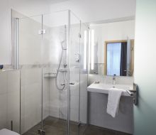 Waschbecken und Dusche im Privathotel Willino Willingen