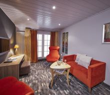 Couch und Schreibtisch in Juniorsuite im Privathotel Willino Willingen