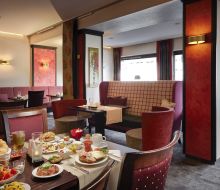 gedeckter Tisch im Frühstücksraum im Privathotel Willino Willingen