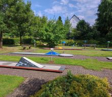 Blick auf die Spielbahnen der Minigolfanlage in Usseln